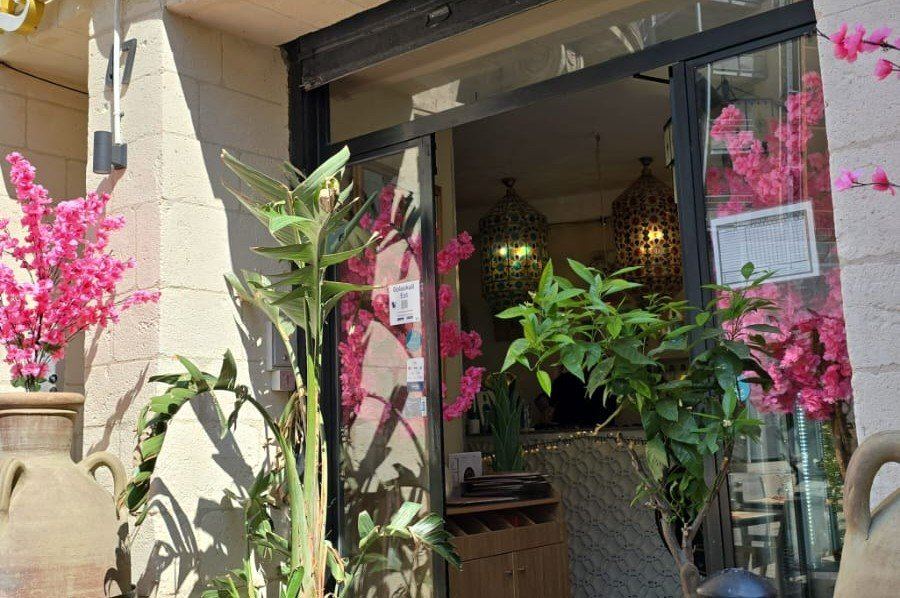 L'entrée du restaurant, lanternes tunisiennes et bougainvilliers