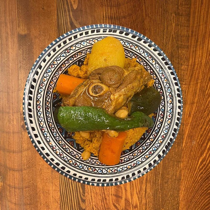 Couscous au jarret d'agneau servi dans un plat en céramique de Nabeul