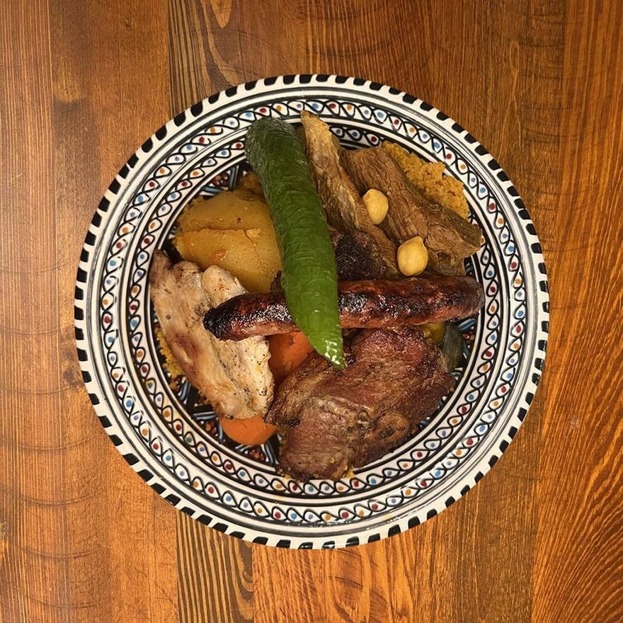 Couscous royal façon Kasba, merguez et grillades sur semoule