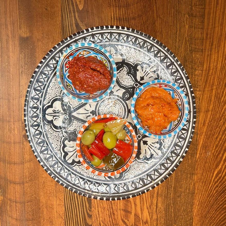 Kémia maison : harissa, olives et pickles sur un plateau ciselé